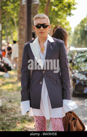 Trendige Frauen und Männer posieren für street Snap während der Pariser Modewoche für Männer im Frühjahr/Sommer 2020 in Paris, Frankreich, 10. Juli 2019. Stockfoto