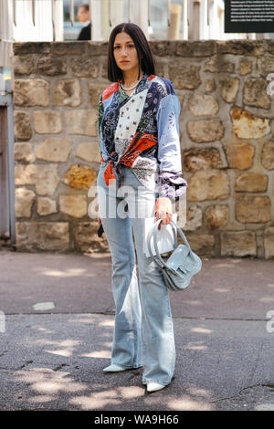 Trendige Frauen und Männer posieren für street Snap während der Pariser Modewoche für Männer im Frühjahr/Sommer 2020 in Paris, Frankreich, 10. Juli 2019. Stockfoto