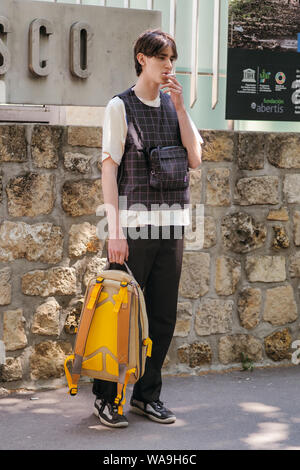 Trendige Frauen und Männer posieren für street Snap während der Pariser Modewoche für Männer im Frühjahr/Sommer 2020 in Paris, Frankreich, 10. Juli 2019. Stockfoto