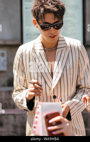 Trendige Frauen und Männer posieren für street Snap während der Pariser Modewoche für Männer im Frühjahr/Sommer 2020 in Paris, Frankreich, 10. Juli 2019. Stockfoto