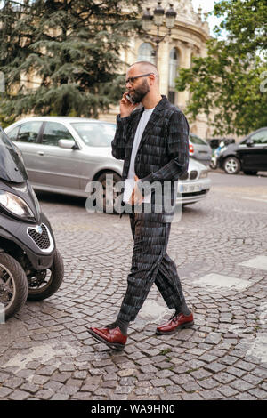 Trendige Frauen und Männer posieren für street Snap während der Pariser Modewoche für Männer im Frühjahr/Sommer 2020 in Paris, Frankreich, 10. Juli 2019. Stockfoto