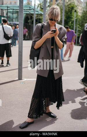 Trendige Frauen und Männer posieren für street Snap während der Pariser Modewoche für Männer im Frühjahr/Sommer 2020 in Paris, Frankreich, 11. Juli 2019. Stockfoto