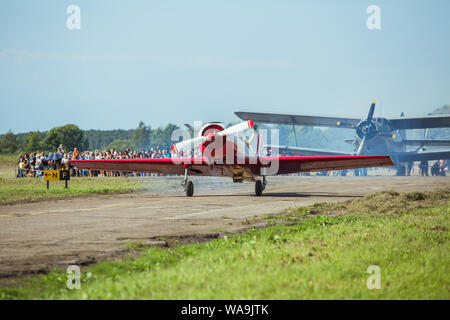 Stadt Riga, der Lettischen Republik. Avio zeigen zu Ehren der Stadt Festival. Piloten zeigen, Demonstrationen mit Flugzeugen. 17. August 2019. Stockfoto