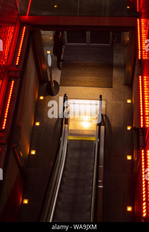 Guinness Storehouse Dublin Brewery Museum mit Innenraum und Eingangsbereich und Rolltreppe von oben Stockfoto