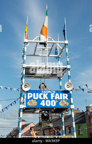 König Puck, die wilde Ziege, wird während der Puck Fair - Irlands ältester Jahrmarkt, Killorglin, County Kerry, Irland, auf den Bau geworfen Stockfoto