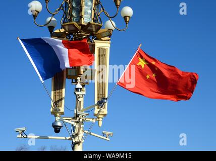 ------ Chinesische und Französische Nationale Fahnen flattern auf einen Laternenpfahl vor dem Tian'anmen Podium während des Besuchs des französischen Präsidenten Emmanuel Makro Stockfoto