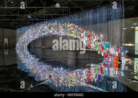 Eine Kunstinstallation aus Hunderten von Plastikflaschen ist während der Ausstellung unter dem Motto "Ära der Kunststoffe: Eine Elegie der Albatrosse' an der S angezeigt Stockfoto