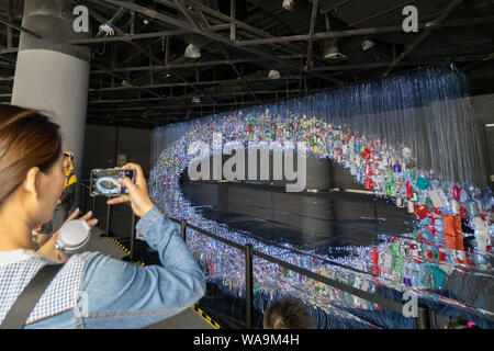 Eine Kunstinstallation aus Hunderten von Plastikflaschen ist während der Ausstellung unter dem Motto "Ära der Kunststoffe: Eine Elegie der Albatrosse' an der S angezeigt Stockfoto