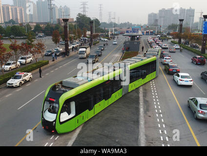 ---- Eine railless Zug, mit dem crrc Zhuzhou Institut Co. Ltd. entwickelt, läuft auf die weltweit erste Kunst (Autonome-Bahn) Linie im Zhuzh Stockfoto