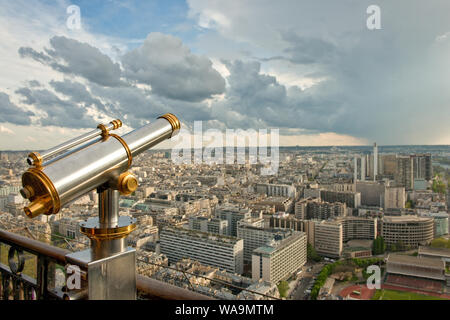 Münz-Teleskop auf dem Eiffelturm Aussichtsplattform. Blick nach Süden über die Stadt Bürogebäuden. Mit regen wolken Dusche. Paris, Frankreich Stockfoto