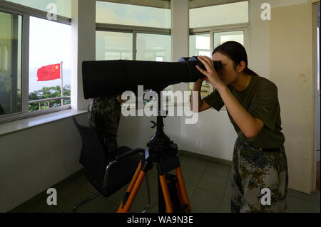 Weibliche Soldaten sind im Einsatz bei der Miliz Außenposten im Yuhuan County, Taizhou City, der ostchinesischen Provinz Zhejiang, 31. Juli 2019. Zwölf Frauen, unter w Stockfoto