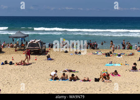 Menschenmassen am Strand während der Schulferien Surfers Paradise, Queensland, Australien Stockfoto