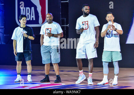 NBA-Star Tim Hardaway jr., Mitte links, der Dallas Mavericks und pensionierten amerikanischen Basketballspieler Tim Hardaway, Mitte rechts, nehmen an der NBA 5v5 201 Stockfoto