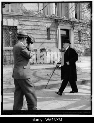 Chief Justice nimmt flotten Spaziergang am 77. Geburtstag. Washington, D.C., den 11. April. Seinen 77. Geburtstag feiert heute, Chief Justice Charles Evans Hughes von der Oberste Gerichtshof der Vereinigten Staaten, ist von einem Nachrichten Kameramann aufgeschnappt, als er nimmt seine morgendlichen Spaziergang. Der Oberrichter erscheint voll aus der jüngsten Krankheit, die ihn zu seinem Haus für 10 Tage beschränkt. 4-11-39 Stockfoto