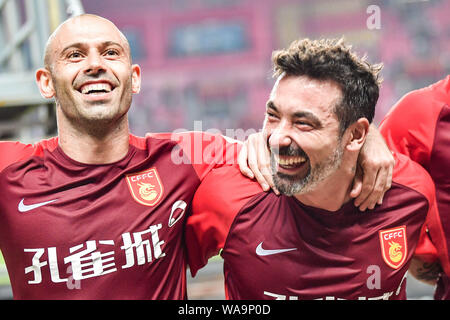 Argentinische Fußballspieler Javier Mascherano, Links, und Ezequiel Lavezzi von Hebei China Fortune feiern nach ihrem 17. gegen Shangh Stockfoto