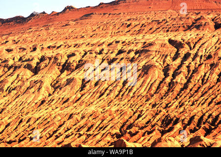 Landschaft am Fuß des Huoyan (Flaming) Berg in Turpan Becken, im Nordwesten Chinas Autonome Region Xinjiang Uygur, den 7. Juli 2019. Ein Riese Stockfoto