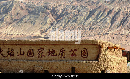 Landschaft am Fuß des Huoyan (Flaming) Berg in Turpan Becken, im Nordwesten Chinas Autonome Region Xinjiang Uygur, den 7. Juli 2019. Ein Riese Stockfoto