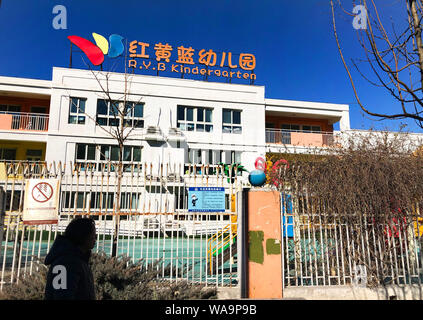 ---- Blick auf eine ryb Bildung Kindergarten in Peking, China, 17. Februar 2019. Eine männliche ausländische Lehrer vermutet von der Belästigung ein junges Mädchen in einem Ki Stockfoto