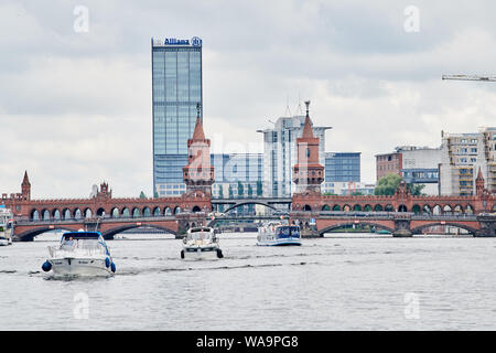 Berlin, Deutschland. 19 Aug, 2019. Drei Schiffe segeln an der Spree. Im Hintergrund ist der Oberbaumbrücke. Quelle: Annette Riedl/dpa-Zentralbild/ZB/dpa/Alamy leben Nachrichten Stockfoto