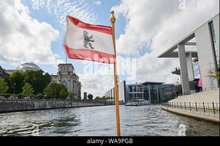 Berlin, Deutschland. 19 Aug, 2019. Ein Schiff mit dem Berliner Flagge segeln durch das Regierungsviertel. Quelle: Annette Riedl/dpa-Zentralbild/ZB/dpa/Alamy leben Nachrichten Stockfoto