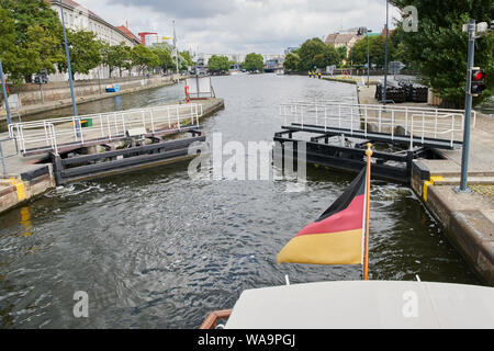 Berlin, Deutschland. 19 Aug, 2019. Die Verriegelung am Mühlendamm wird geöffnet. Quelle: Annette Riedl/dpa-Zentralbild/ZB/dpa/Alamy leben Nachrichten Stockfoto