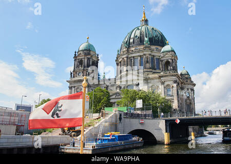 Berlin, Deutschland. 19 Aug, 2019. Ein Schiff mit dem Berliner Flagge segelt an der Spree in Richtung der Berliner Dom. Quelle: Annette Riedl/dpa-Zentralbild/ZB/dpa/Alamy leben Nachrichten Stockfoto