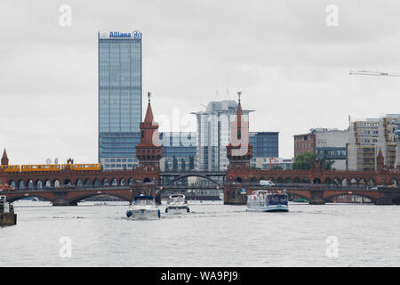 Berlin, Deutschland. 19 Aug, 2019. Drei Schiffe segeln an der Spree. Im Hintergrund ist der Oberbaumbrücke. Quelle: Annette Riedl/dpa-Zentralbild/ZB/dpa/Alamy leben Nachrichten Stockfoto