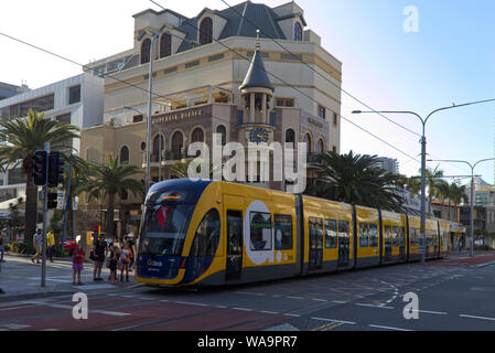 Die (gLink-expansion) Gold Coast Light Rail Straßenbahnnetz durch Einzelhandel Einkaufsvierteln der Gold Coast, Queensland Australien, Stockfoto