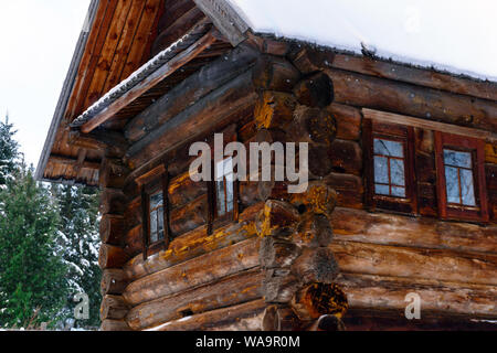 Alten russischen Bauern Hütte izba gegen Winter sky anmelden Stockfoto