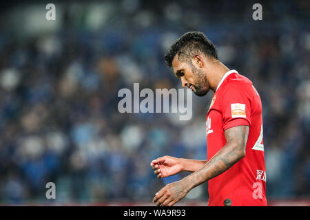 Brasilianisch-portugiesische Fußballspieler geboren Dyego Sousa von Shenzhen FC reagiert, als er gegen Jiangsu Suning in ihren 20. Runde konkurriert während der Stockfoto