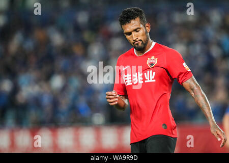 Brasilianisch-portugiesische Fußballspieler geboren Dyego Sousa von Shenzhen FC reagiert, als er gegen Jiangsu Suning in ihren 20. Runde konkurriert während der Stockfoto