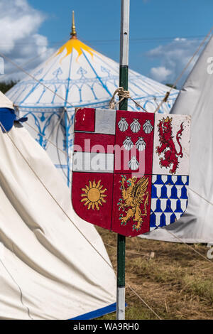 Zelte und Schlacht Insignien in der Living History Camp bei Bosworth Battlefield Re-enactment Veranstaltung, Leicestershire, Großbritannien Stockfoto