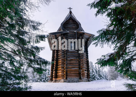 Traditionelle vintage alten hölzernen Kirche im Winter Forest Stockfoto