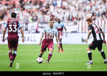 Englische Fußball-Spieler Jack Wilshere von West Ham United F.C. hält den Ball während der Premier League Asien Trophäe gegen Newcastle United in Hongkou Stockfoto