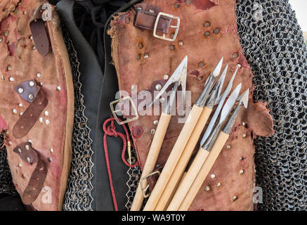 Pfeilspitzen von 15. Jahrhundert Bogenschützen in der Living History Camp bei Boswoth Schlachtfeld Re-enactment Veranstaltung, Leicestershire, Großbritannien Stockfoto