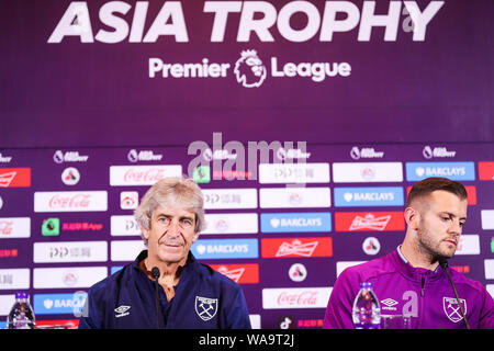 Head Coach Manuel Pellegrini, Links, und Jack Wilshere von West Ham United F.C. der englischen Liga Meister besuchen eine Pressekonferenz für die endgültige matc Stockfoto