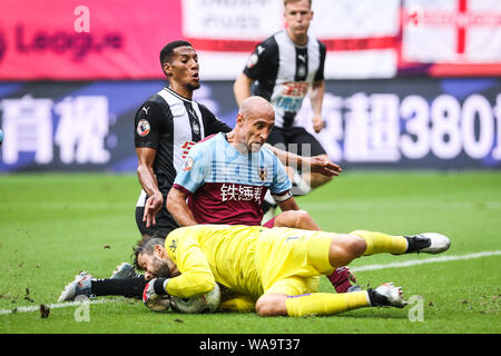 Polnischer Fußballspieler Łukasz Fabiański von West Ham United F.C., der einen in Gelb, fängt den Ball in der Premier League Asien Trophäe gegen Neue Stockfoto