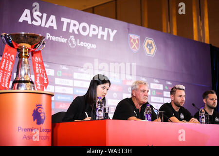 Head Coach Steve Bruce, zweite Straße links, und Paul Dummett, zweite rechts, von Newcastle United F.C. der englischen Liga Champions nehmen an einer Pressekonferenz fo Stockfoto