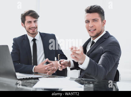 Kollegen füllen wichtige Dokumente Stockfoto