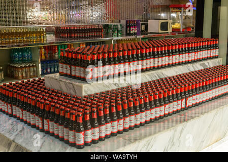 ------ Flaschen Budweiser Bier von Anheuser-Busch InBev Gruppe sind für Verkauf zu einem KTV in Wuhan City, Central China Hubei provicne, 16. August 2018. Uhr Stockfoto