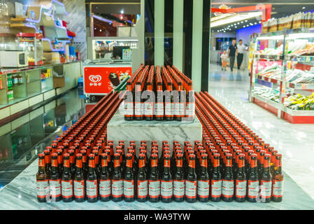 ------ Flaschen Budweiser Bier von Anheuser-Busch InBev Gruppe sind für Verkauf zu einem KTV in Wuhan City, Central China Hubei provicne, 16. August 2018. Uhr Stockfoto