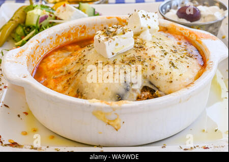 Griechische Moussaka ist ein traditionelles Auberginen - und potatobased Gericht mit Béchamelsauce und Hackfleisch. Stockfoto