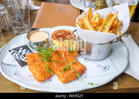 Fisch und Chips mit Sauce Tartar restaurant Stadsvakten in Norrköping, Schweden serviert. Stockfoto