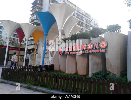 ---- Blick auf eine ryb Bildung Kindergarten in Xiamen Stadt im Südosten der chinesischen Provinz Fujian, 29. November 2017. Eine männliche ausländische Lehrer des vermuteten Stockfoto