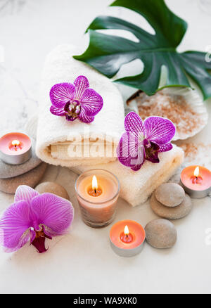 Spa Produkte mit Orchidee Blumen auf weißem Marmor Hintergrund Stockfoto