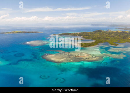 Bucas Grande Island, Philippinen. Schönen Lagunen mit Atollen und Inseln, Ansicht von oben. Marine, Natur der Philippinen. Stockfoto