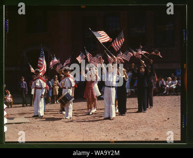 Kinder inszenieren eine patriotische Demonstration, Southington, Anschl. Stockfoto