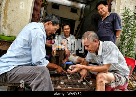 Hanoi, Vietnam - 31. August: Männer spielen Xiangqi der traditionellen chinesischen Schach spiel an einem Platz am 31. August 2018 in Hanoi, Vietnam. Stockfoto