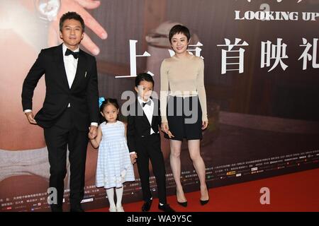 Chinesische Schauspieler, Deng Chao, Links, seine Schauspielerin Frau Sun Li, Rechts, deren Sohn und Tochter besuchen die Premiere für neuen Film 'Oben' in Shanghai. Stockfoto