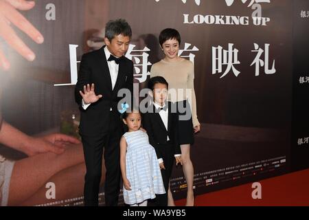 Chinesische Schauspieler, Deng Chao, Links, seine Schauspielerin Frau Sun Li, Rechts, deren Sohn und Tochter besuchen die Premiere für neuen Film 'Oben' in Shanghai. Stockfoto